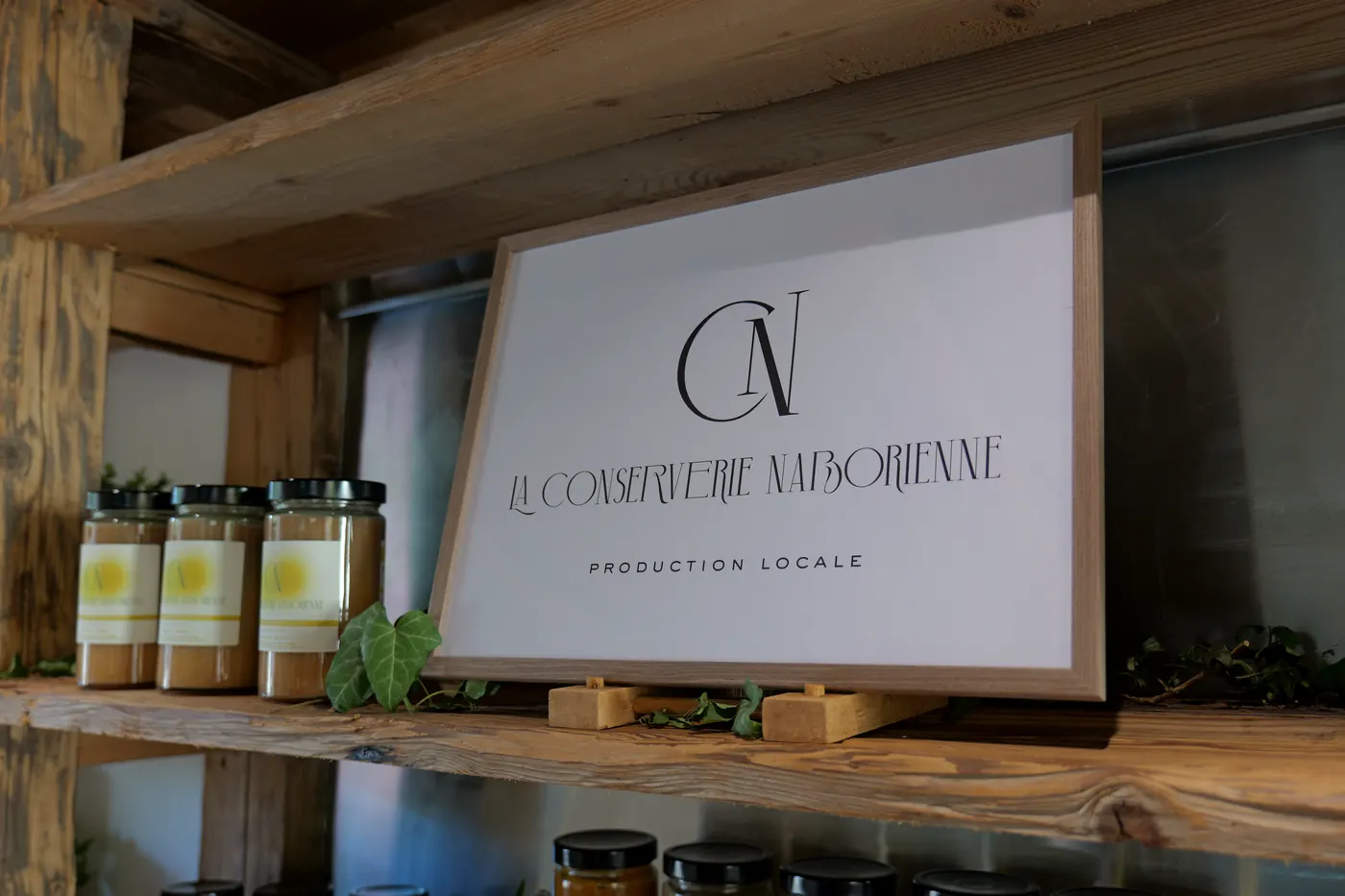 Présentoir de la Conserverie Naborienne en boutique, panneau « Production locale »